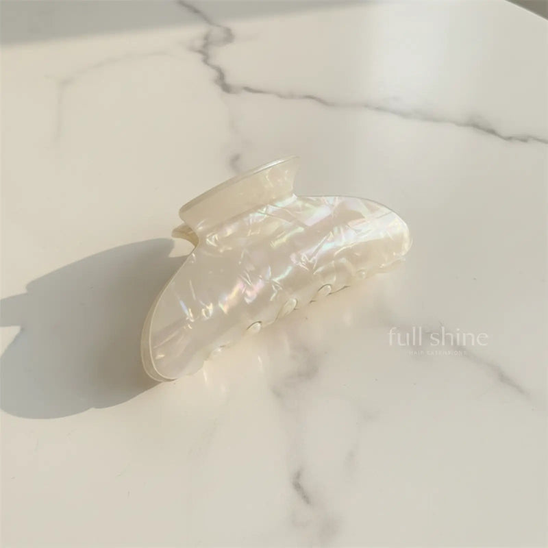 Full Shine large shark hair clip provides a strong and secure hold for thick, long, and voluminous hair.